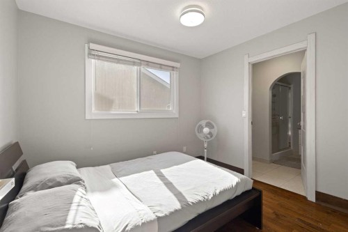 40 Wood Crescent Sw, Calgary, AB - Indoor Photo Showing Bedroom