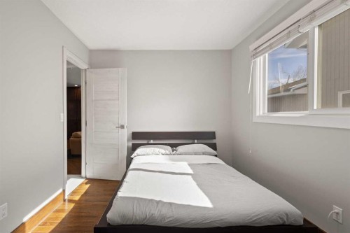 40 Wood Crescent Sw, Calgary, AB - Indoor Photo Showing Bedroom