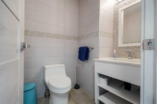 40 Wood Crescent Sw, Calgary, AB - Indoor Photo Showing Bathroom