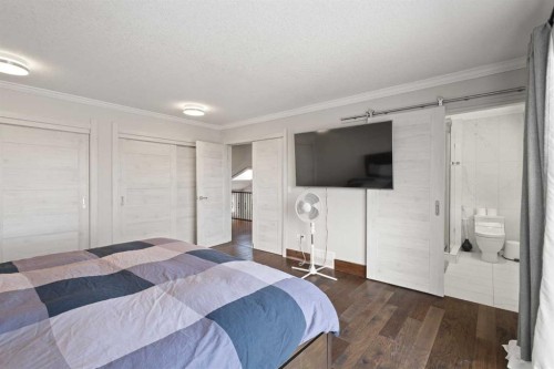 40 Wood Crescent Sw, Calgary, AB - Indoor Photo Showing Bedroom