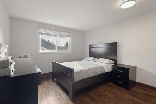 40 Wood Crescent Sw, Calgary, AB - Indoor Photo Showing Bedroom