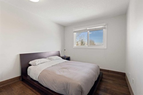 40 Wood Crescent Sw, Calgary, AB - Indoor Photo Showing Bedroom