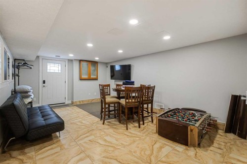 40 Wood Crescent Sw, Calgary, AB - Indoor Photo Showing Other Room