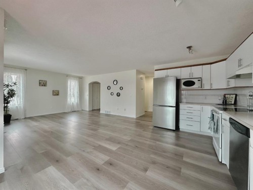 139 Bridlewood Circle Sw, Calgary, AB - Indoor Photo Showing Kitchen