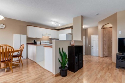 168 Mt Apex Green Se, Calgary, AB - Indoor Photo Showing Kitchen