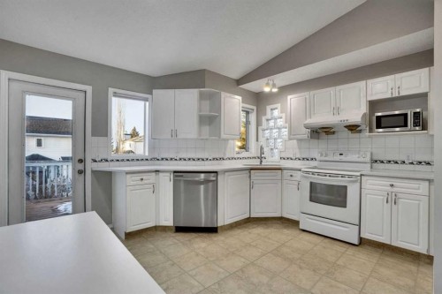 170 Citadel Gardens Nw, Calgary, AB - Indoor Photo Showing Kitchen
