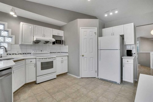 170 Citadel Gardens Nw, Calgary, AB - Indoor Photo Showing Kitchen With Double Sink