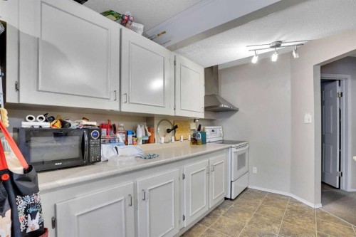 170 Citadel Gardens Nw, Calgary, AB - Indoor Photo Showing Kitchen