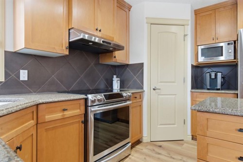 329 Douglas Ridge Circle Se, Calgary, AB - Indoor Photo Showing Kitchen