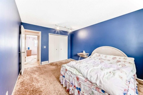 224 Berwick Way Nw, Calgary, AB - Indoor Photo Showing Bedroom
