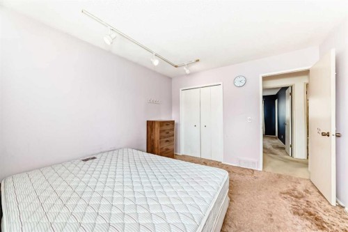 224 Berwick Way Nw, Calgary, AB - Indoor Photo Showing Bedroom