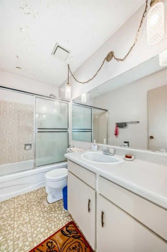 224 Berwick Way Nw, Calgary, AB - Indoor Photo Showing Bathroom
