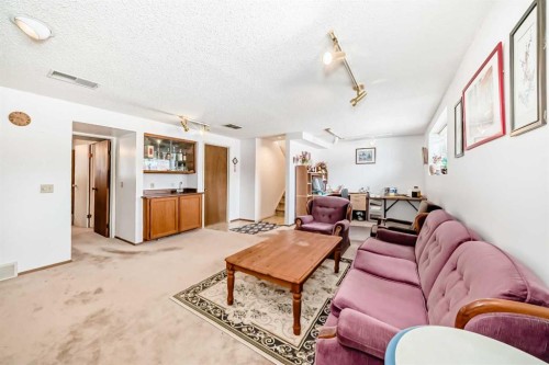 224 Berwick Way Nw, Calgary, AB - Indoor Photo Showing Living Room