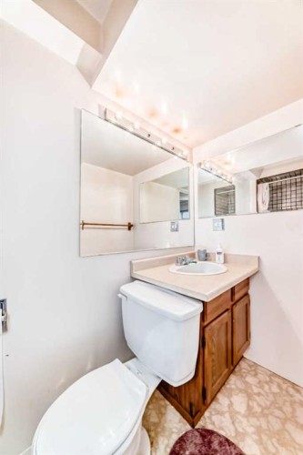 224 Berwick Way Nw, Calgary, AB - Indoor Photo Showing Bathroom