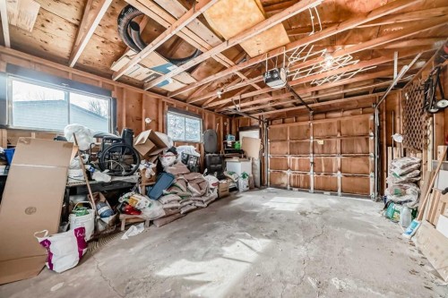 224 Berwick Way Nw, Calgary, AB - Indoor Photo Showing Garage