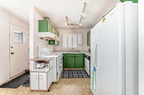 224 Berwick Way Nw, Calgary, AB - Indoor Photo Showing Kitchen