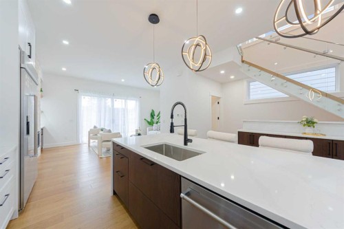 5003 21 Avenue Nw, Calgary, AB - Indoor Photo Showing Kitchen With Upgraded Kitchen