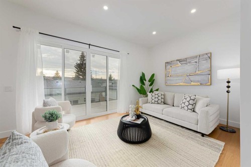 5003 21 Avenue Nw, Calgary, AB - Indoor Photo Showing Living Room