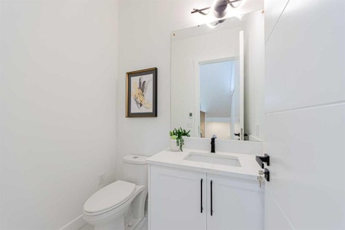 5003 21 Avenue Nw, Calgary, AB - Indoor Photo Showing Bathroom