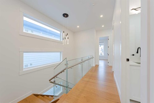 5003 21 Avenue Nw, Calgary, AB - Indoor Photo Showing Other Room