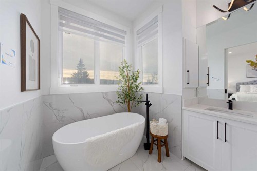 5003 21 Avenue Nw, Calgary, AB - Indoor Photo Showing Bathroom