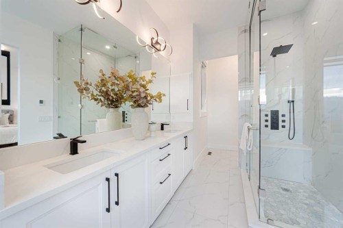 5003 21 Avenue Nw, Calgary, AB - Indoor Photo Showing Bathroom