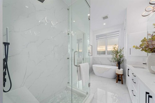 5003 21 Avenue Nw, Calgary, AB - Indoor Photo Showing Bathroom