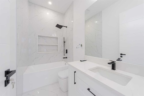 5003 21 Avenue Nw, Calgary, AB - Indoor Photo Showing Bathroom