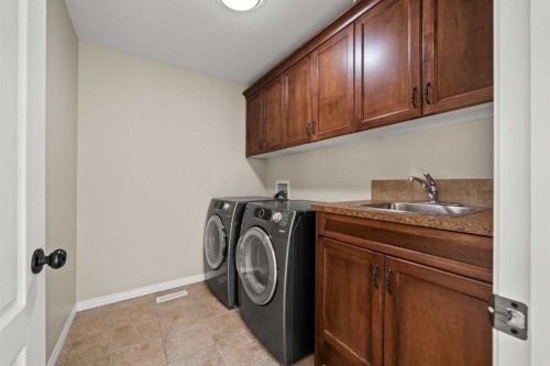 29 Royal Birkdale Drive Nw, Calgary, AB - Indoor Photo Showing Laundry Room