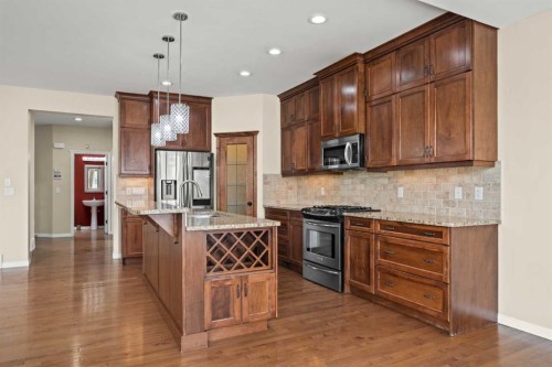 29 Royal Birkdale Drive Nw, Calgary, AB - Indoor Photo Showing Kitchen With Upgraded Kitchen