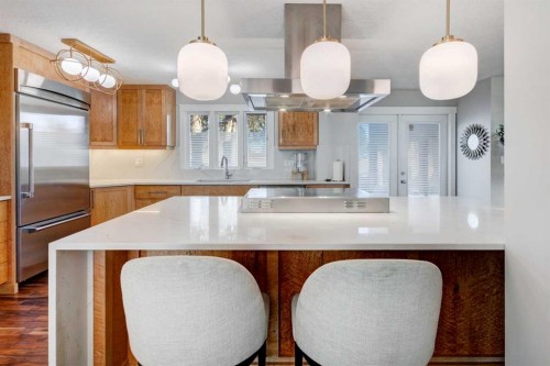 38 Lissington Drive Sw, Calgary, AB - Indoor Photo Showing Other Room