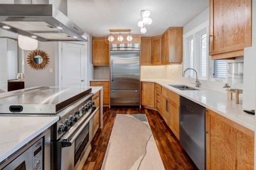 38 Lissington Drive Sw, Calgary, AB - Indoor Photo Showing Kitchen With Double Sink