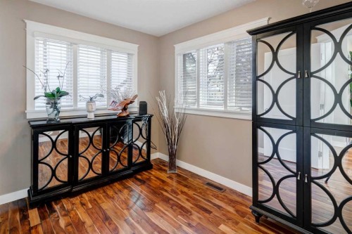 38 Lissington Drive Sw, Calgary, AB - Indoor Photo Showing Other Room