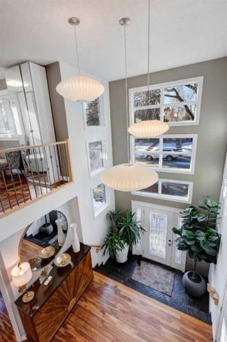 38 Lissington Drive Sw, Calgary, AB - Indoor Photo Showing Other Room