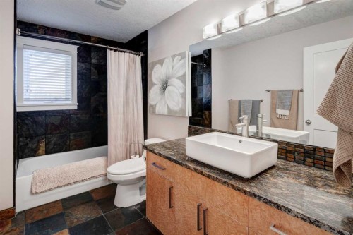 38 Lissington Drive Sw, Calgary, AB - Indoor Photo Showing Bathroom
