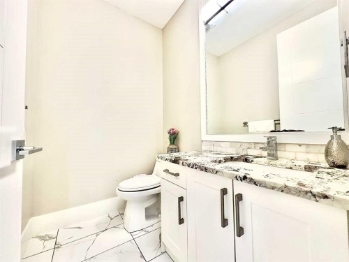 321 Kinniburgh Cove, Chestermere, AB - Indoor Photo Showing Bathroom