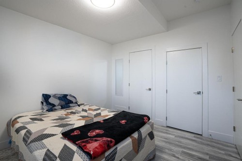 321 Kinniburgh Cove, Chestermere, AB - Indoor Photo Showing Bedroom