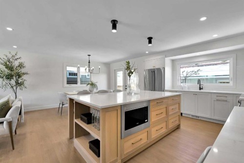 928 Lake Twintree Crescent Se, Calgary, AB - Indoor Photo Showing Kitchen With Upgraded Kitchen