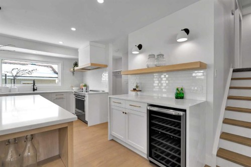 928 Lake Twintree Crescent Se, Calgary, AB - Indoor Photo Showing Kitchen