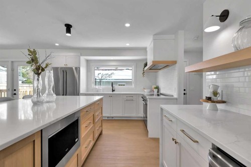 928 Lake Twintree Crescent Se, Calgary, AB - Indoor Photo Showing Kitchen With Upgraded Kitchen