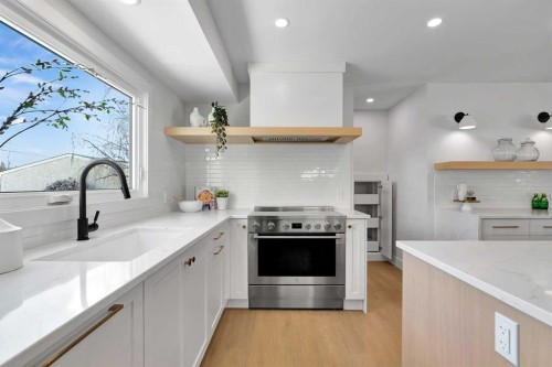 928 Lake Twintree Crescent Se, Calgary, AB - Indoor Photo Showing Kitchen With Upgraded Kitchen