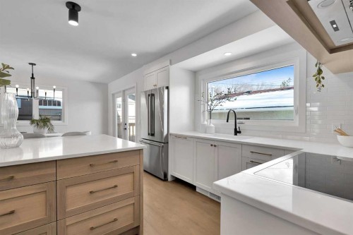 928 Lake Twintree Crescent Se, Calgary, AB - Indoor Photo Showing Kitchen With Upgraded Kitchen