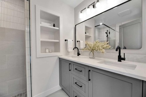 928 Lake Twintree Crescent Se, Calgary, AB - Indoor Photo Showing Bathroom