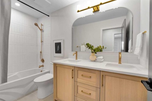 928 Lake Twintree Crescent Se, Calgary, AB - Indoor Photo Showing Bathroom