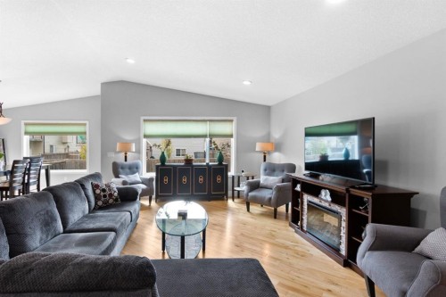 29 Sandpiper Drive, Didsbury, AB - Indoor Photo Showing Living Room