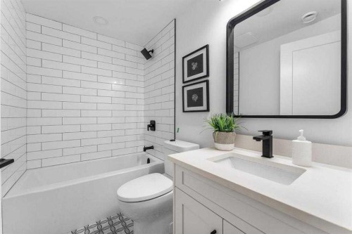10404 Maplemont Road Se, Calgary, AB - Indoor Photo Showing Bathroom