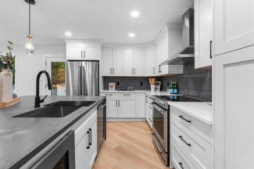 10404 Maplemont Road Se, Calgary, AB - Indoor Photo Showing Kitchen With Stainless Steel Kitchen With Upgraded Kitchen