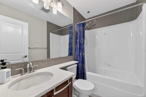 15 Fireside Crescent, Cochrane, AB - Indoor Photo Showing Bathroom
