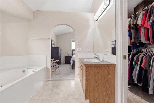 1067 Coventry Drive Ne, Calgary, AB - Indoor Photo Showing Bathroom