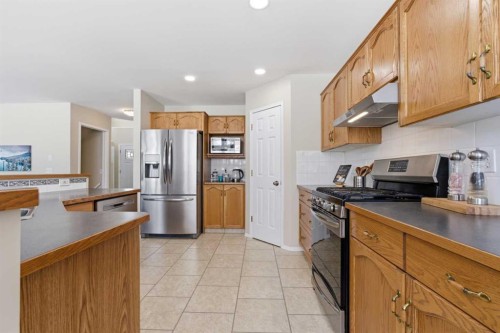 1067 Coventry Drive Ne, Calgary, AB - Indoor Photo Showing Kitchen